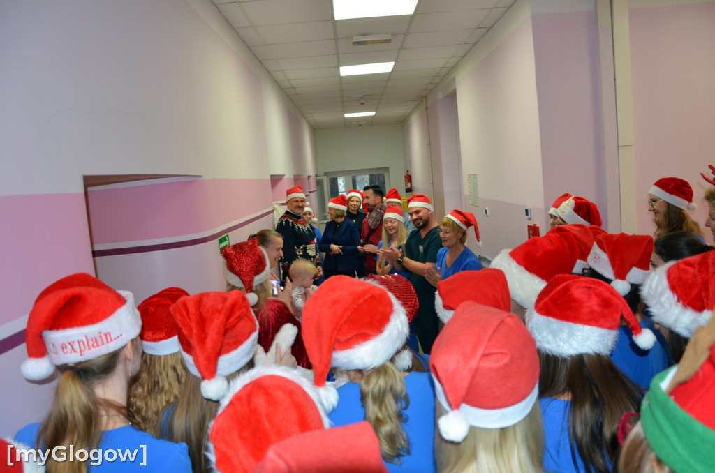 Przyszłe pielęgniarki u małych pacjentów