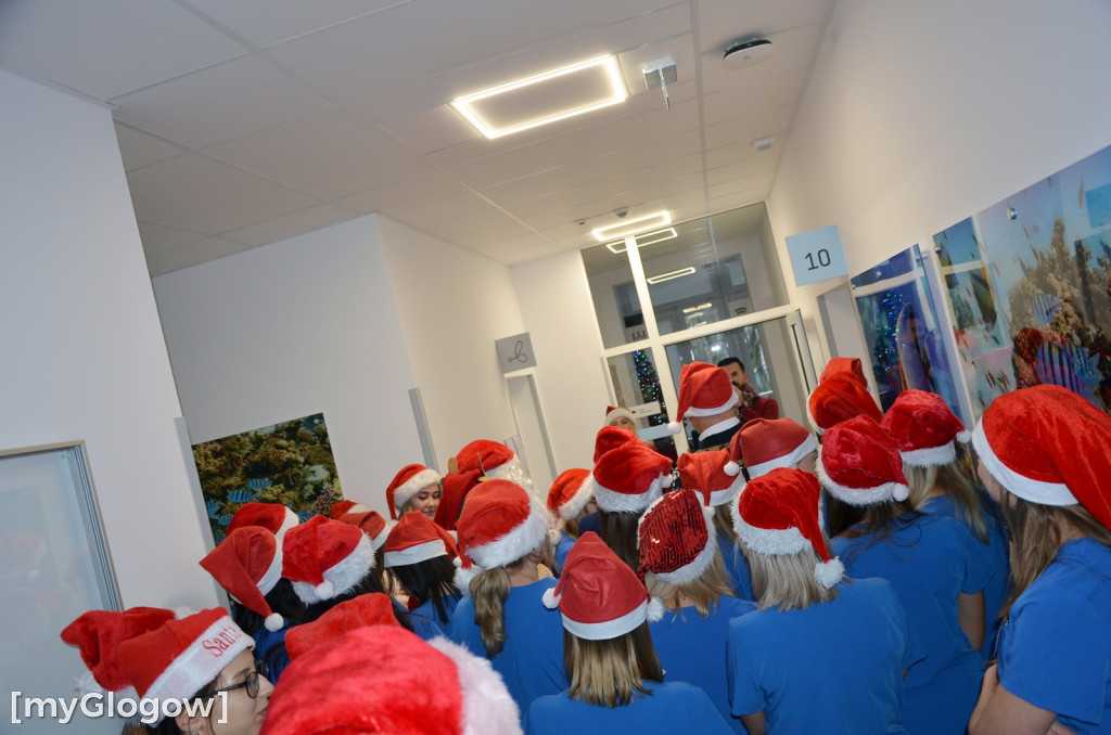 Przyszłe pielęgniarki u małych pacjentów