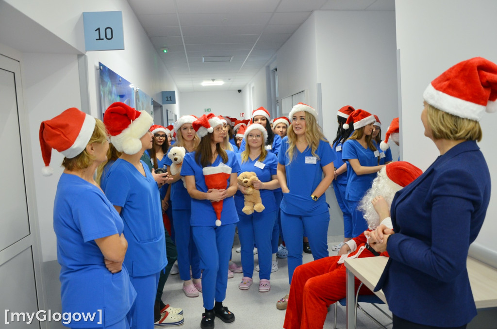 Przyszłe pielęgniarki u małych pacjentów