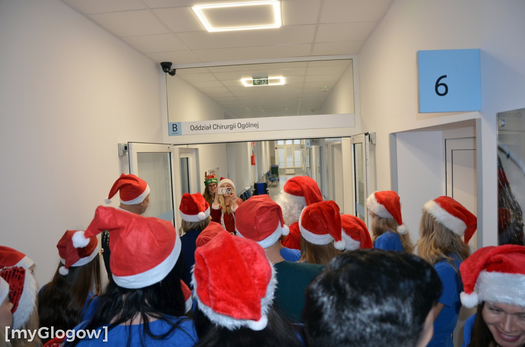 Przyszłe pielęgniarki u małych pacjentów