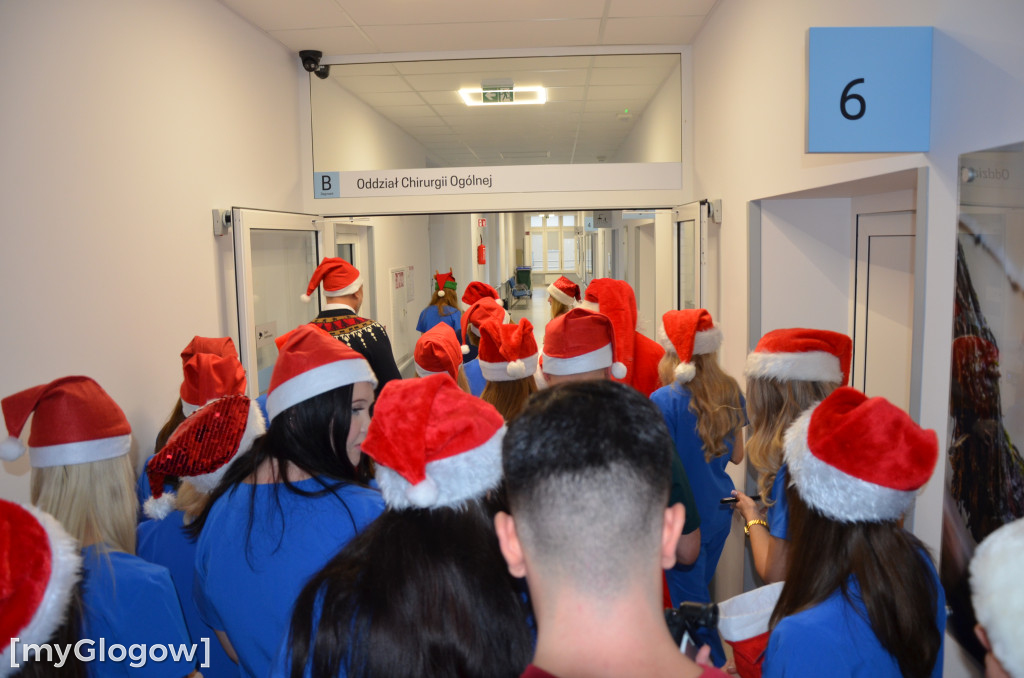 Przyszłe pielęgniarki u małych pacjentów