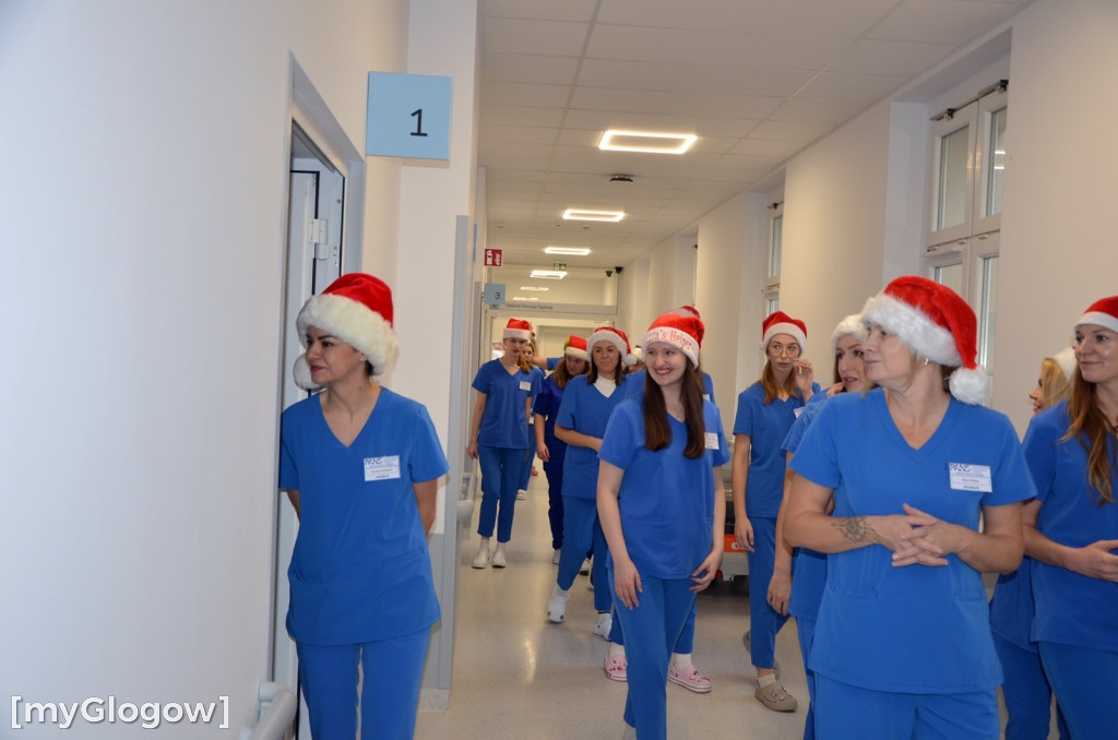 Przyszłe pielęgniarki u małych pacjentów