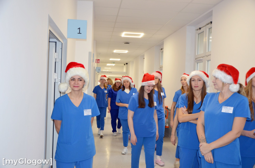 Przyszłe pielęgniarki u małych pacjentów