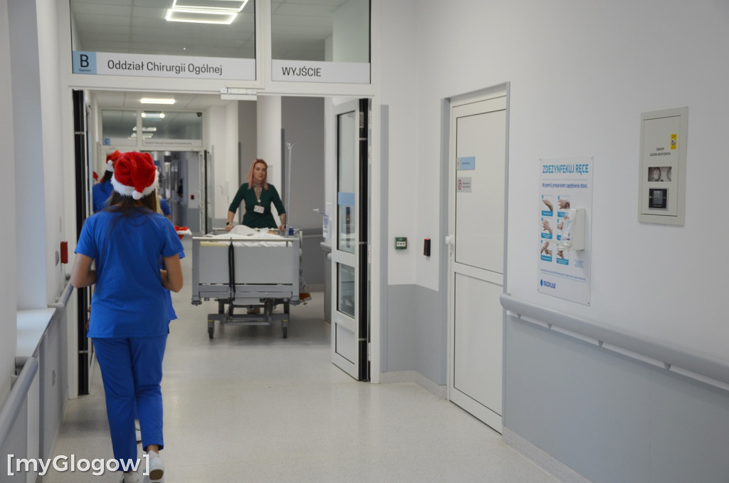 Przyszłe pielęgniarki u małych pacjentów