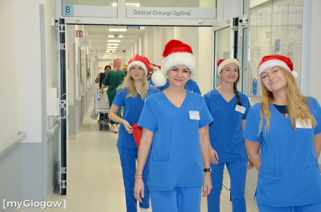 Przyszłe pielęgniarki u małych pacjentów