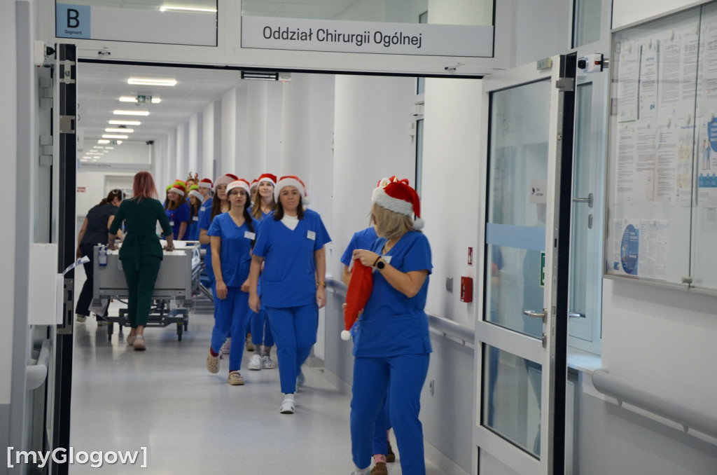 Przyszłe pielęgniarki u małych pacjentów