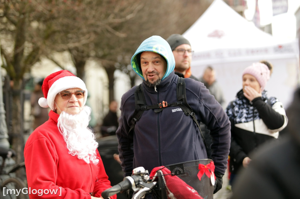 Mikołaje na rowerach ruszyły z pomocą