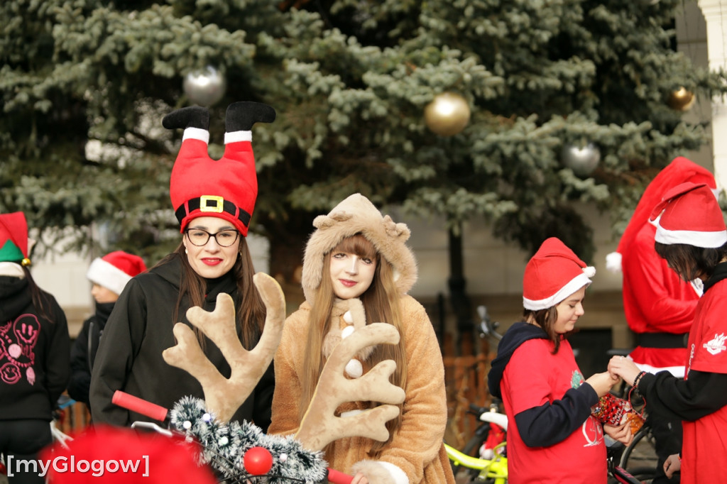 Mikołaje na rowerach ruszyły z pomocą