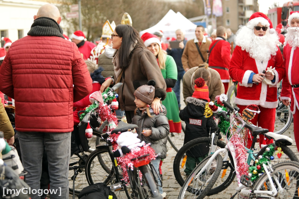 Mikołaje na rowerach ruszyły z pomocą