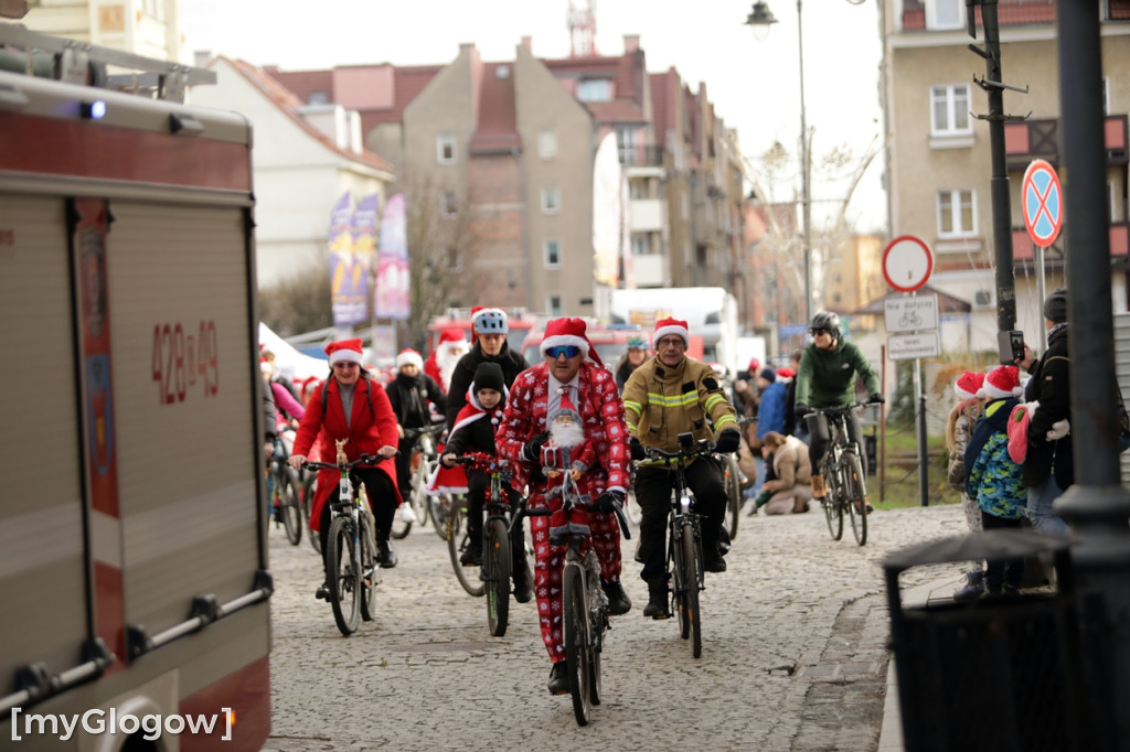 Mikołaje na rowerach ruszyły z pomocą