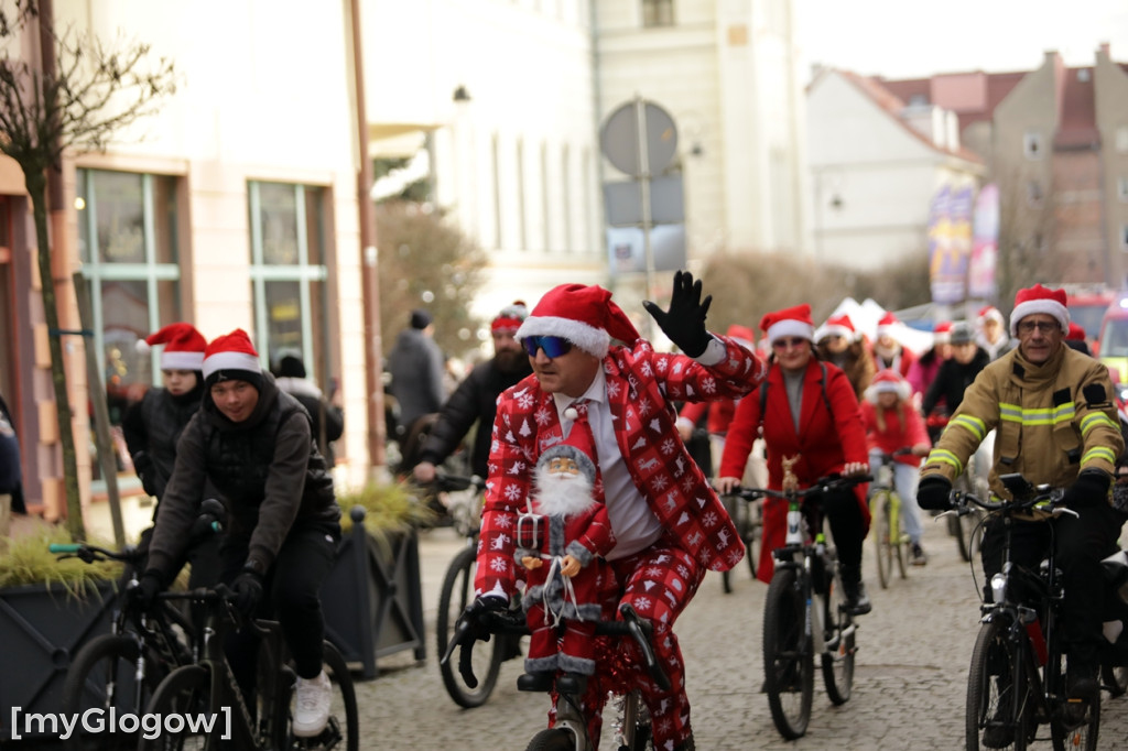 Mikołaje na rowerach ruszyły z pomocą