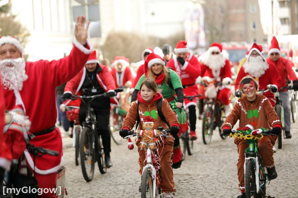 Mikołaje na rowerach ruszyły z pomocą