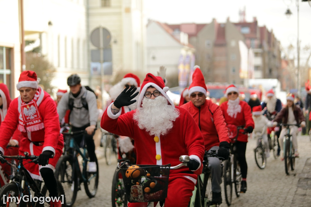 Mikołaje na rowerach ruszyły z pomocą