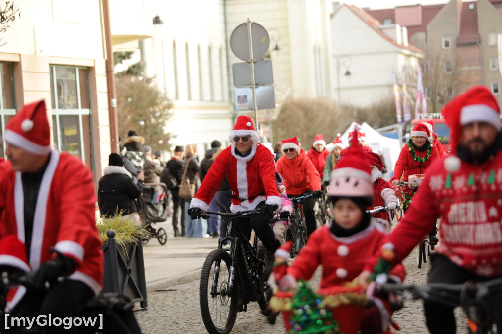Mikołaje na rowerach ruszyły z pomocą