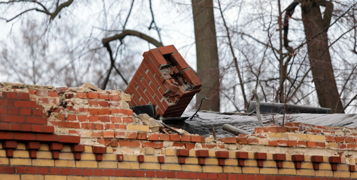 Dworzec kolejowy w ruinie, grozi zawaleniem