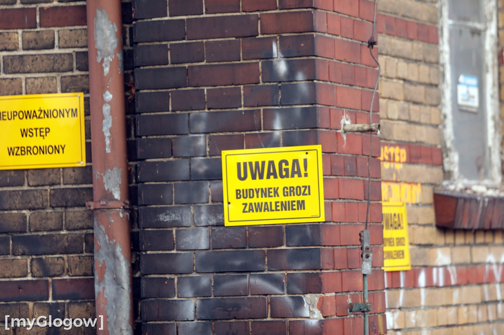 Dworzec kolejowy w ruinie, grozi zawaleniem