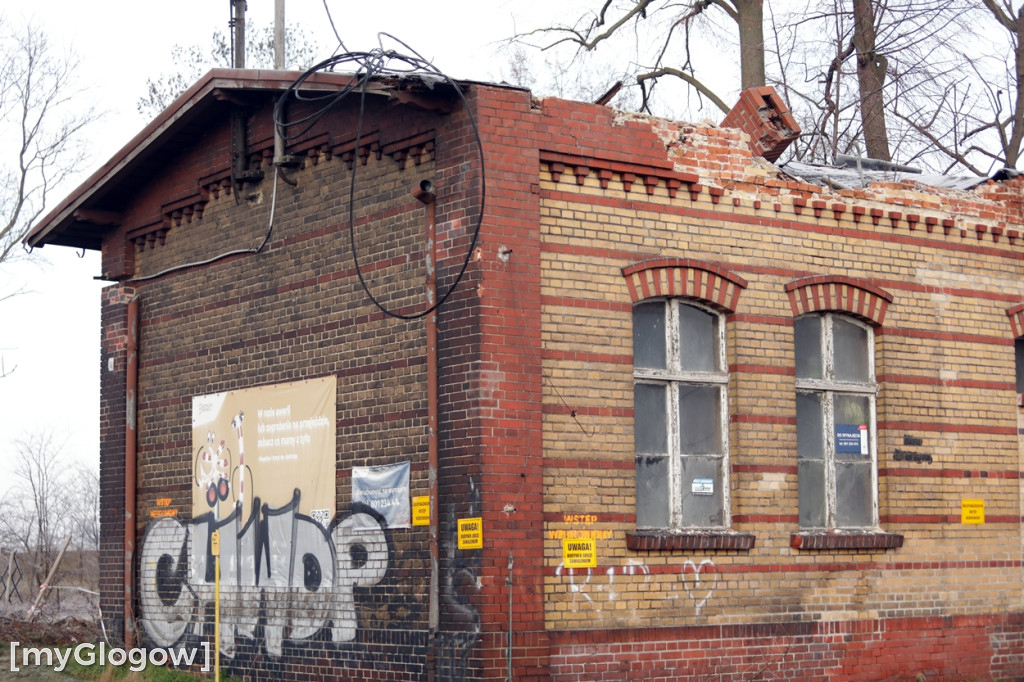 Dworzec kolejowy w ruinie, grozi zawaleniem