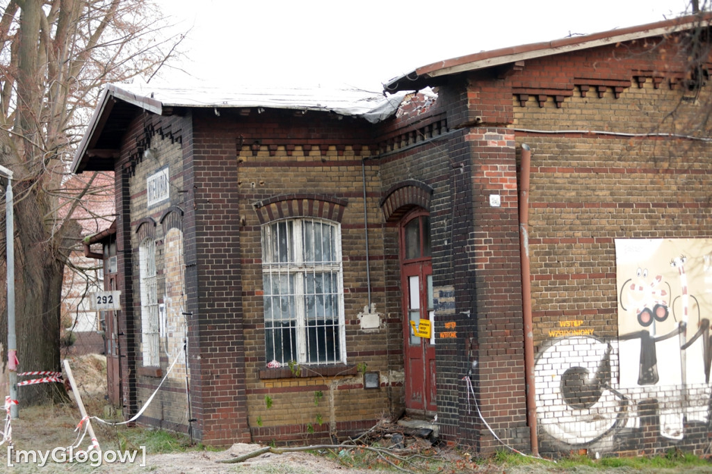 Dworzec kolejowy w ruinie, grozi zawaleniem