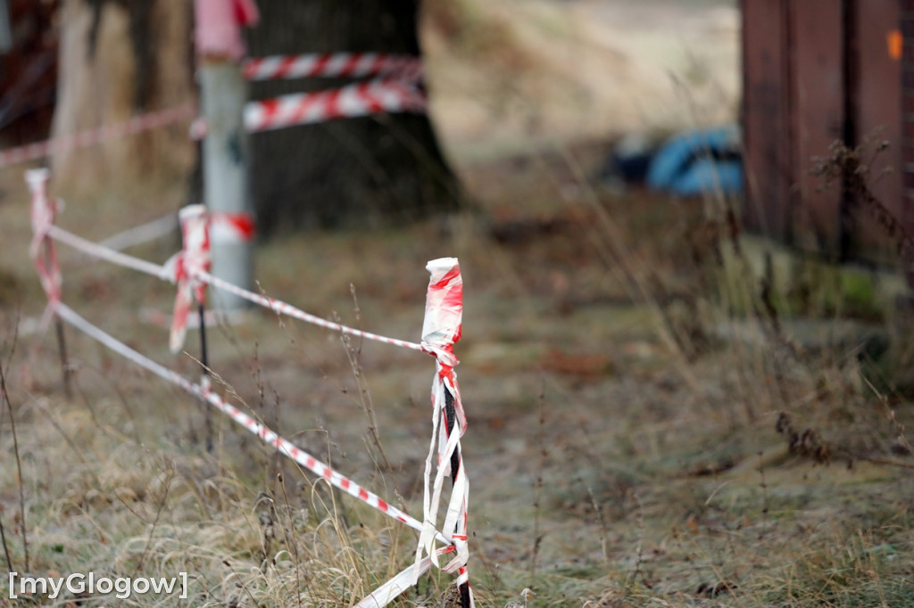 Dworzec kolejowy w ruinie, grozi zawaleniem