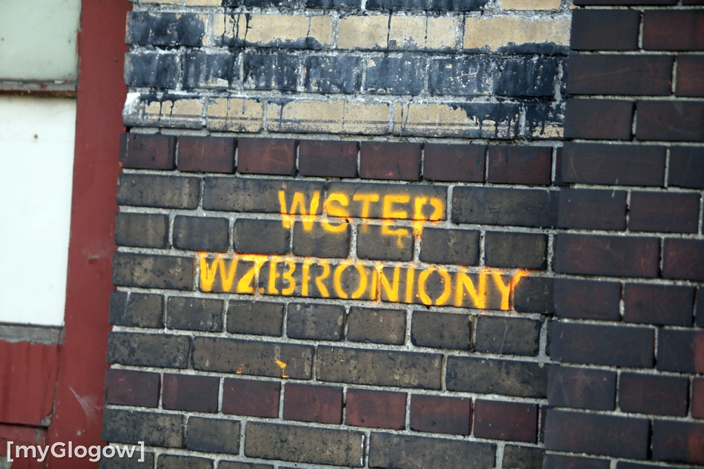 Dworzec kolejowy w ruinie, grozi zawaleniem