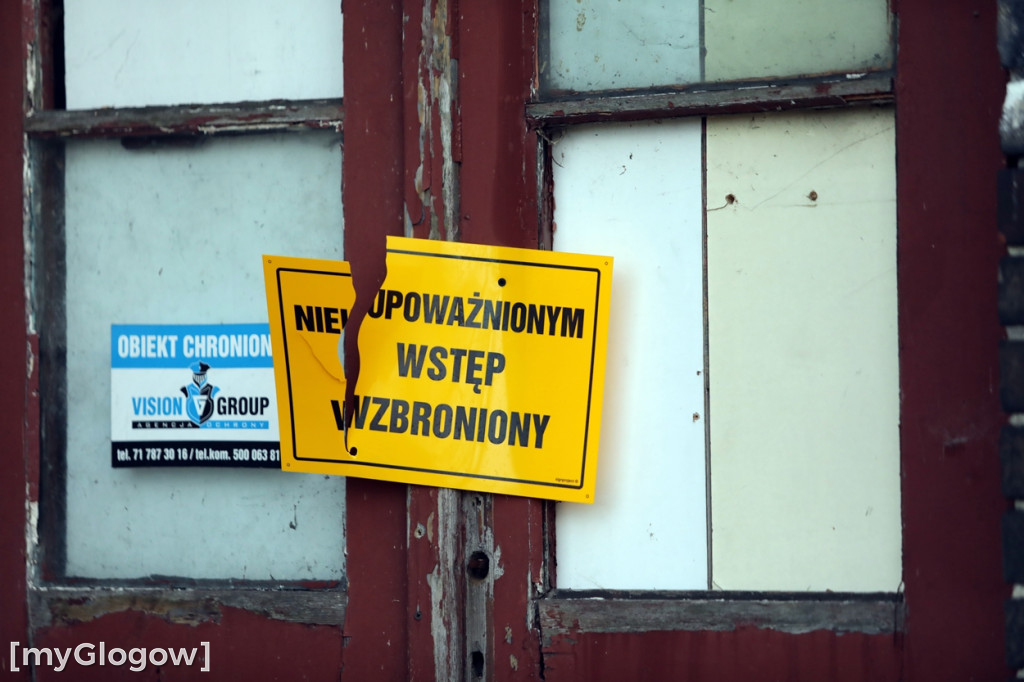 Dworzec kolejowy w ruinie, grozi zawaleniem