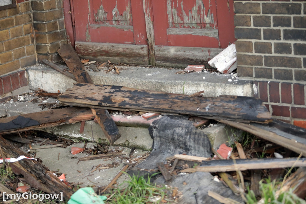 Dworzec kolejowy w ruinie, grozi zawaleniem