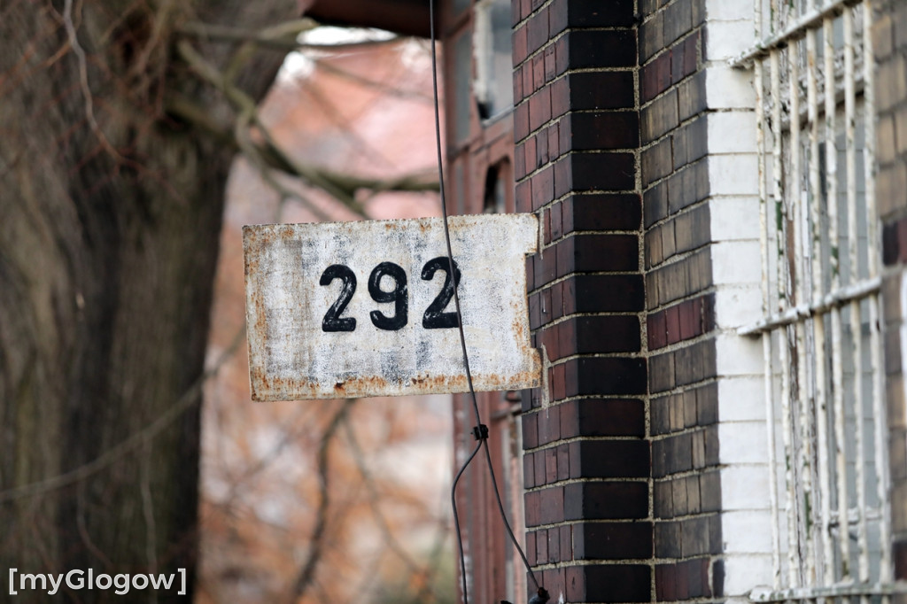 Dworzec kolejowy w ruinie, grozi zawaleniem