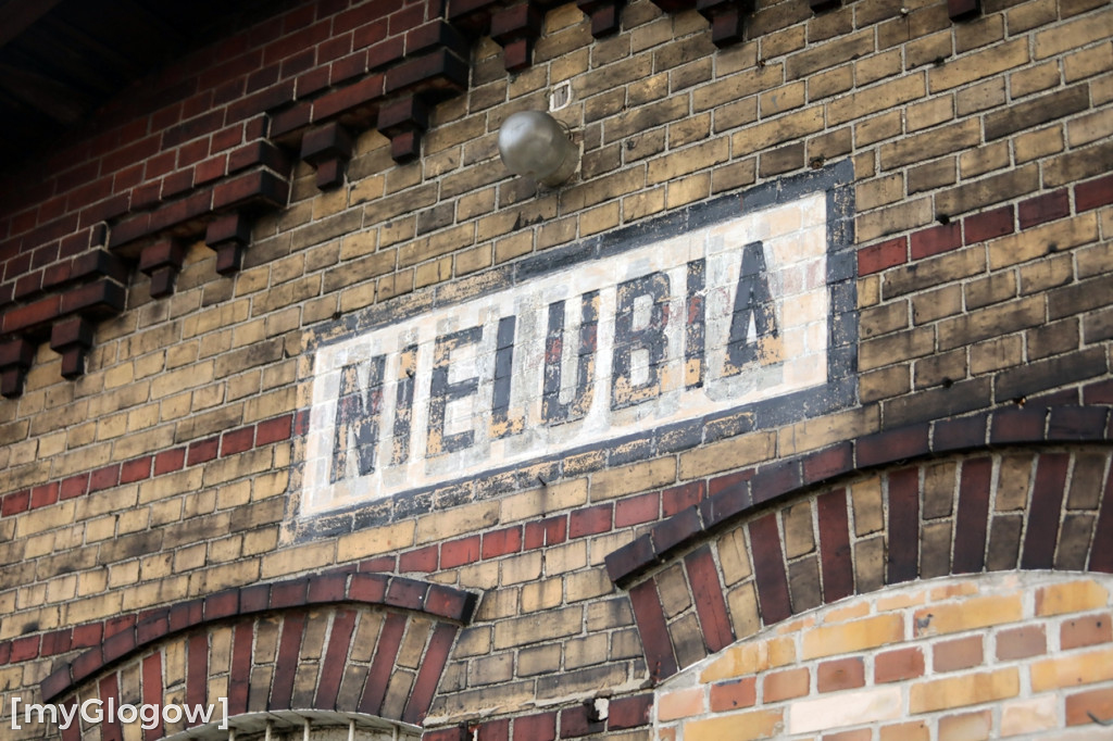 Dworzec kolejowy w ruinie, grozi zawaleniem