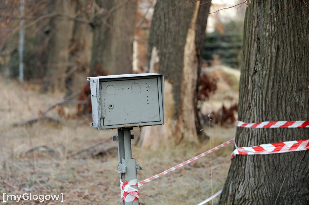 Dworzec kolejowy w ruinie, grozi zawaleniem