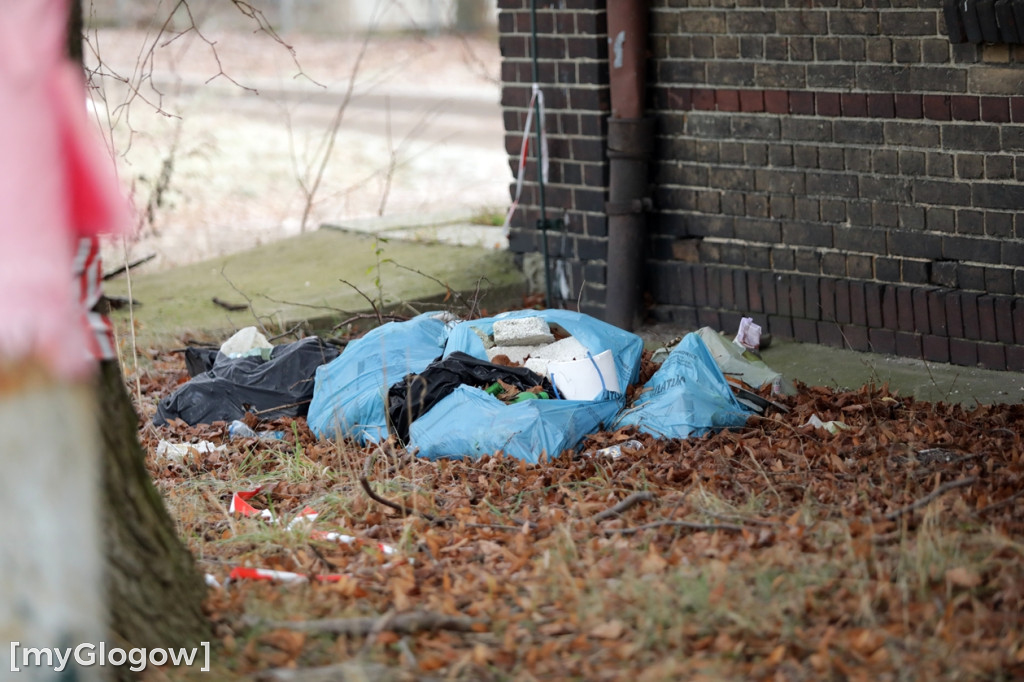 Dworzec kolejowy w ruinie, grozi zawaleniem