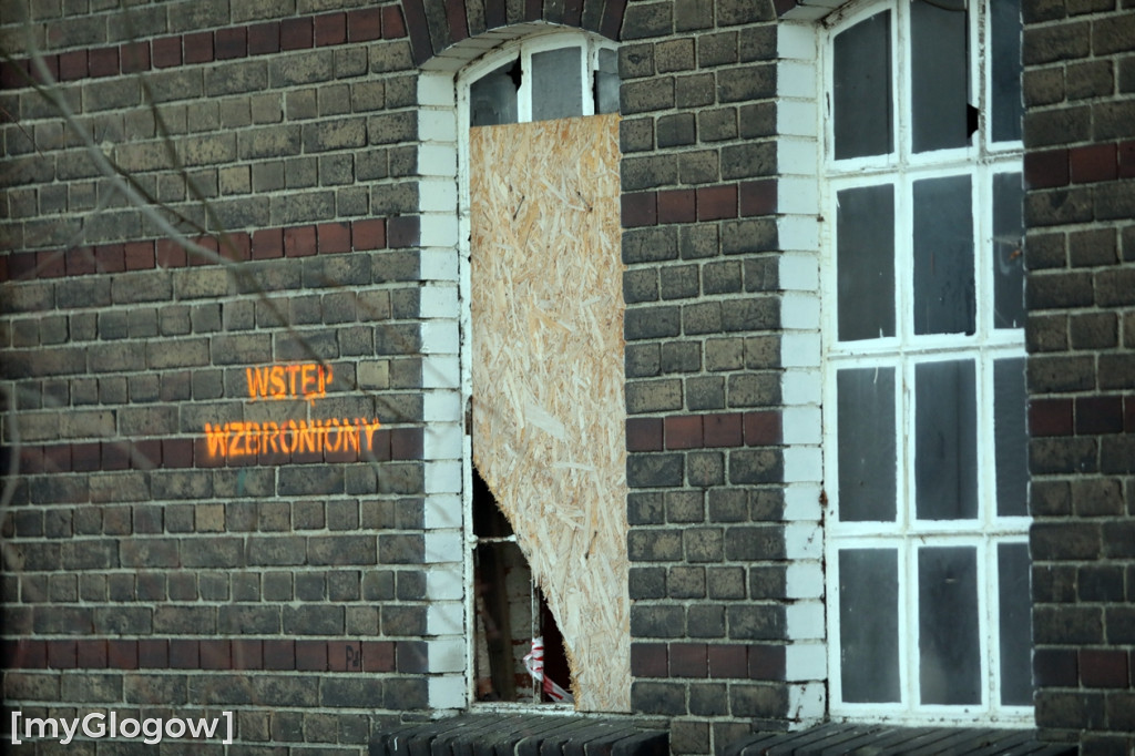 Dworzec kolejowy w ruinie, grozi zawaleniem