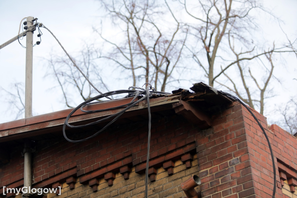 Dworzec kolejowy w ruinie, grozi zawaleniem