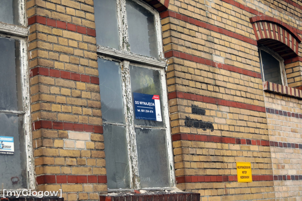 Dworzec kolejowy w ruinie, grozi zawaleniem