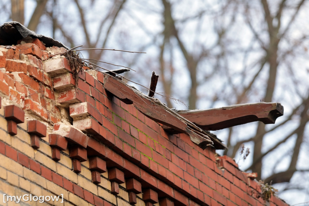 Dworzec kolejowy w ruinie, grozi zawaleniem