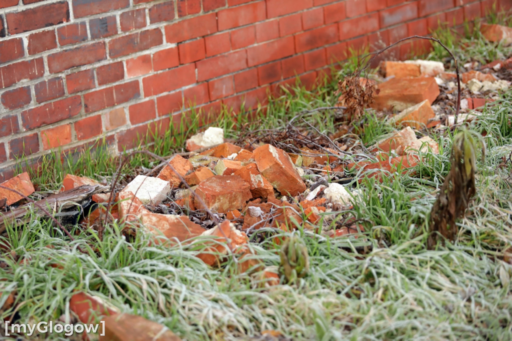 Dworzec kolejowy w ruinie, grozi zawaleniem