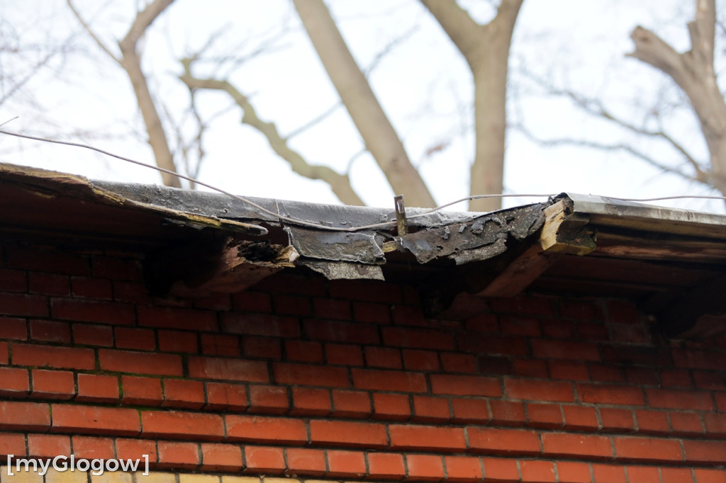 Dworzec kolejowy w ruinie, grozi zawaleniem