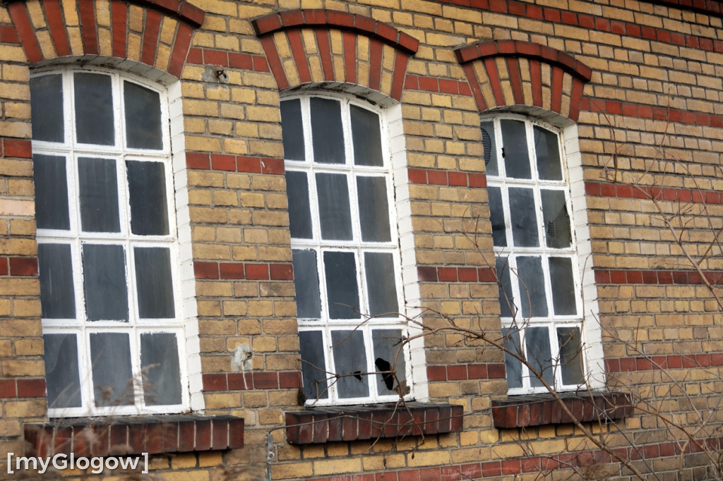 Dworzec kolejowy w ruinie, grozi zawaleniem