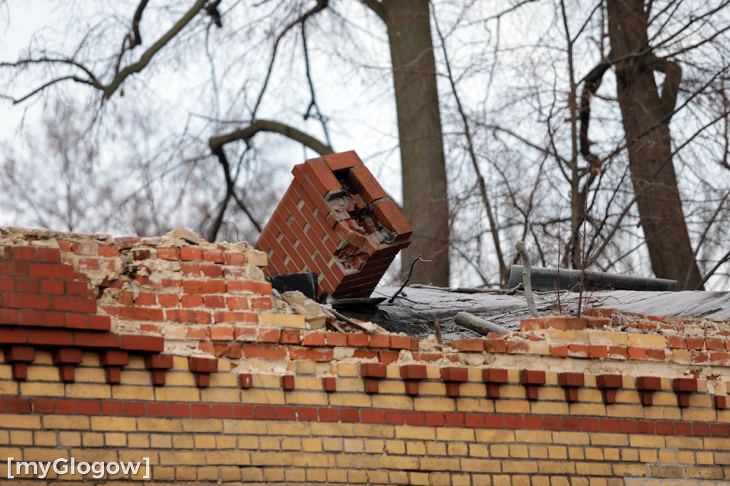 Dworzec kolejowy w ruinie, grozi zawaleniem