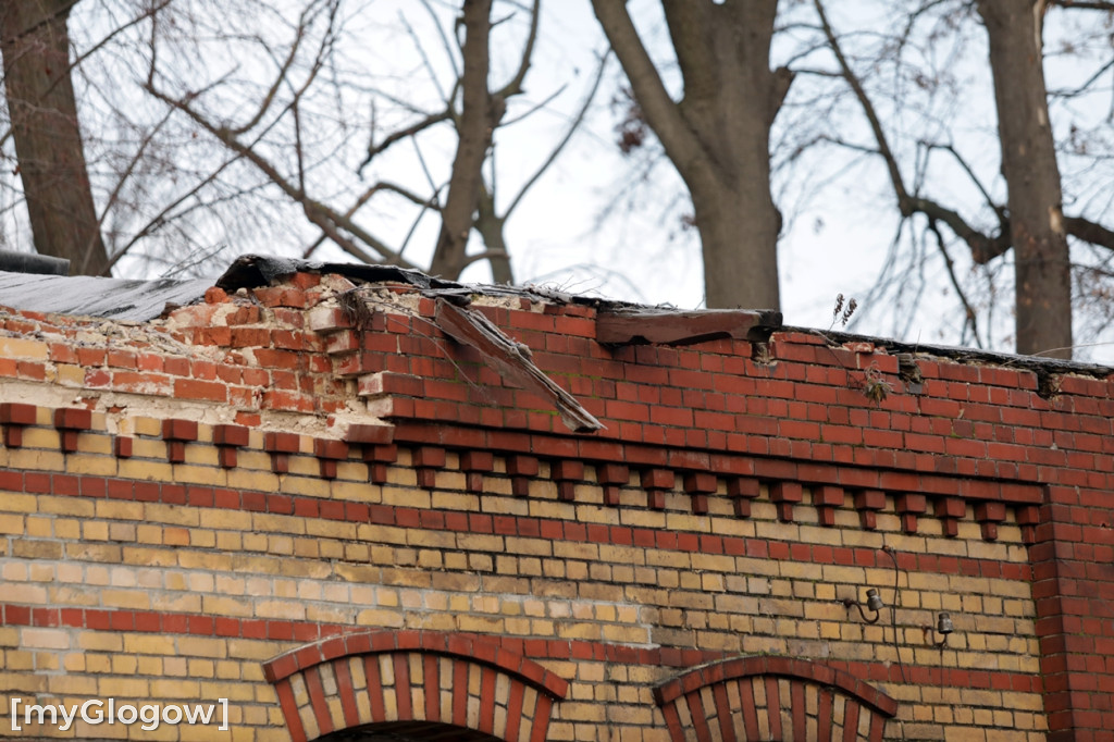 Dworzec kolejowy w ruinie, grozi zawaleniem