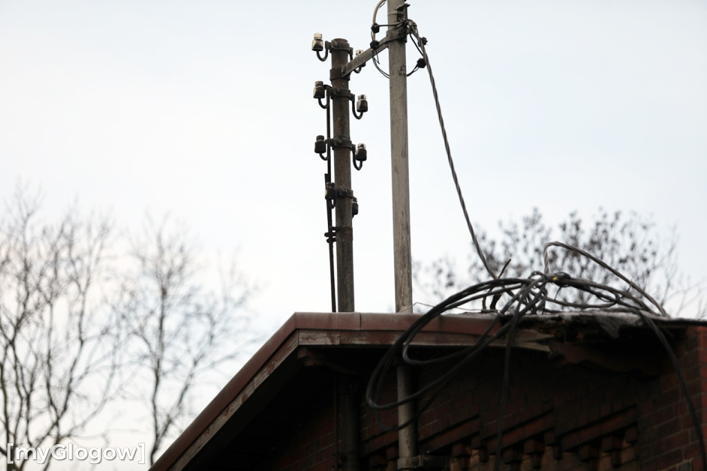 Dworzec kolejowy w ruinie, grozi zawaleniem