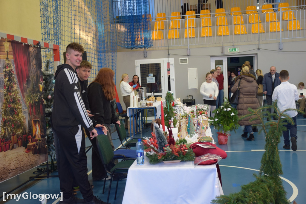 Świąteczny kiermasz w szkole w Białołęce