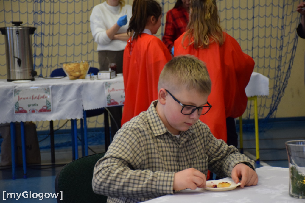 Świąteczny kiermasz w szkole w Białołęce