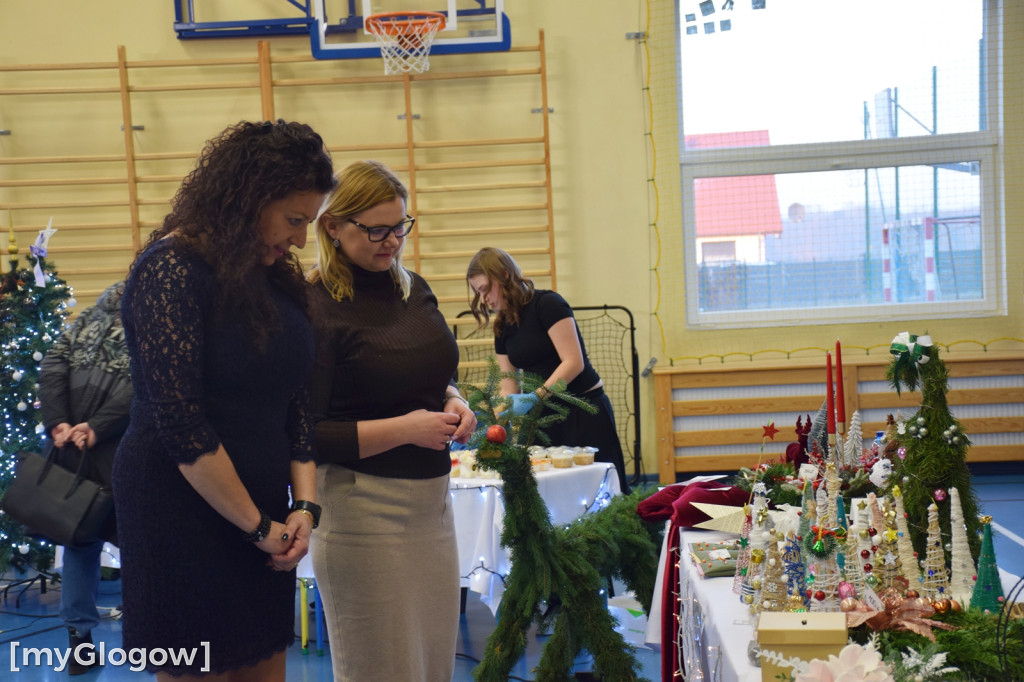 Świąteczny kiermasz w szkole w Białołęce