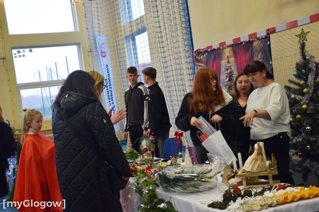 Świąteczny kiermasz w szkole w Białołęce