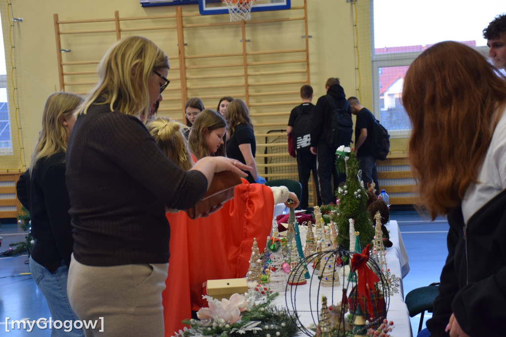 Świąteczny kiermasz w szkole w Białołęce