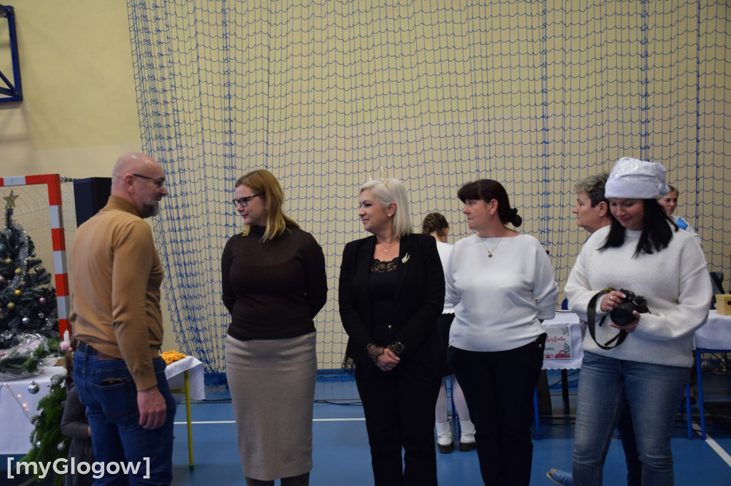 Świąteczny kiermasz w szkole w Białołęce