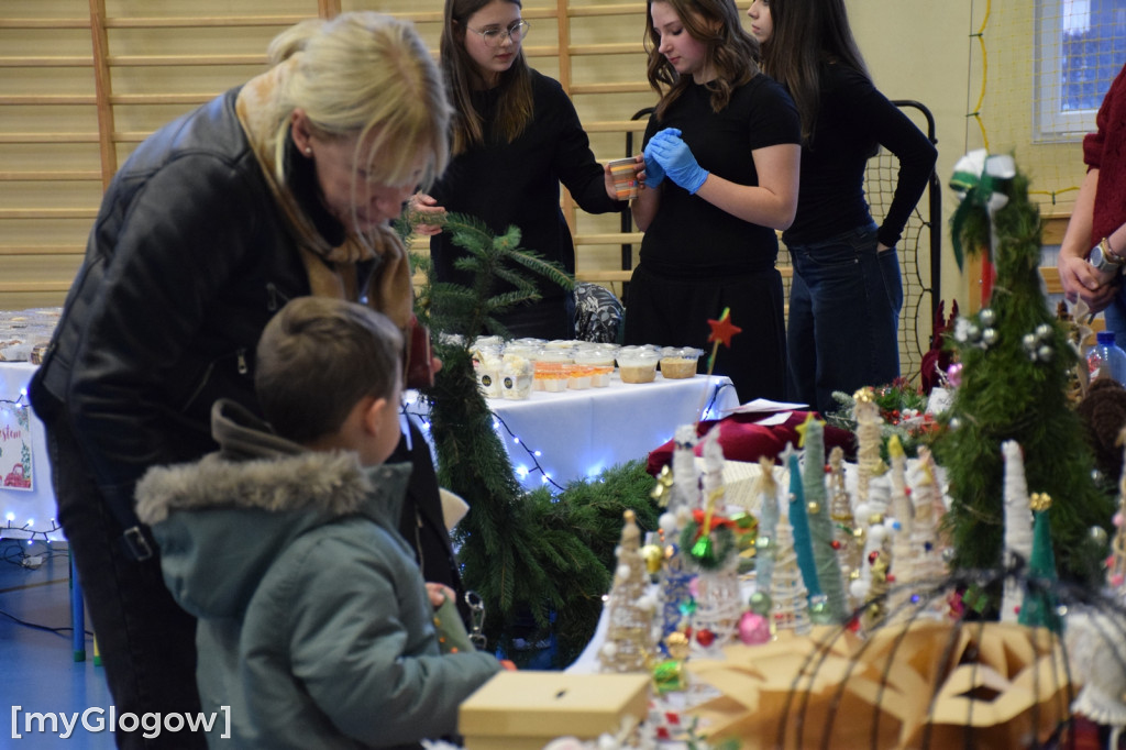 Świąteczny kiermasz w szkole w Białołęce