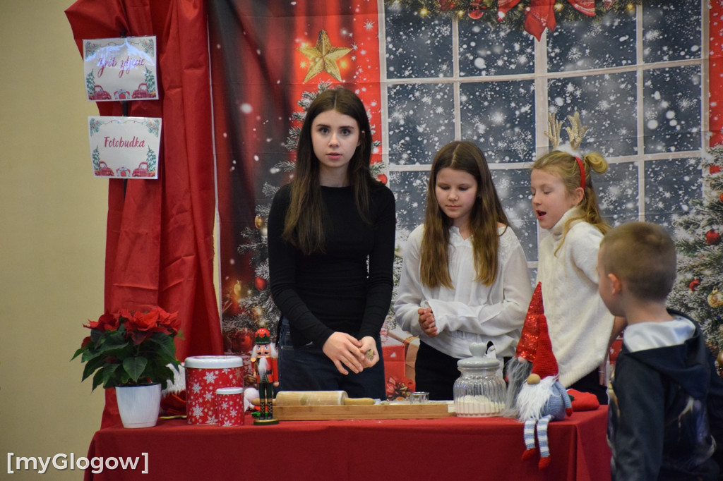 Świąteczny kiermasz w szkole w Białołęce