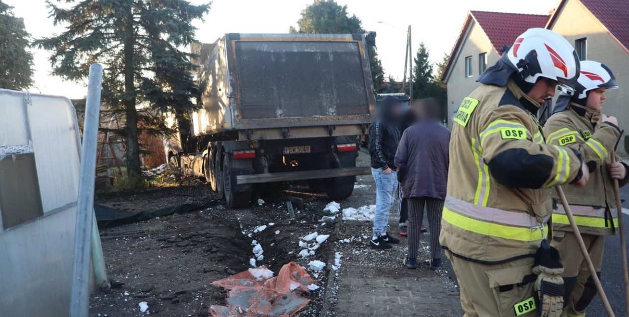 Ciężarówka w posesję w Brzegu Głogowskim
