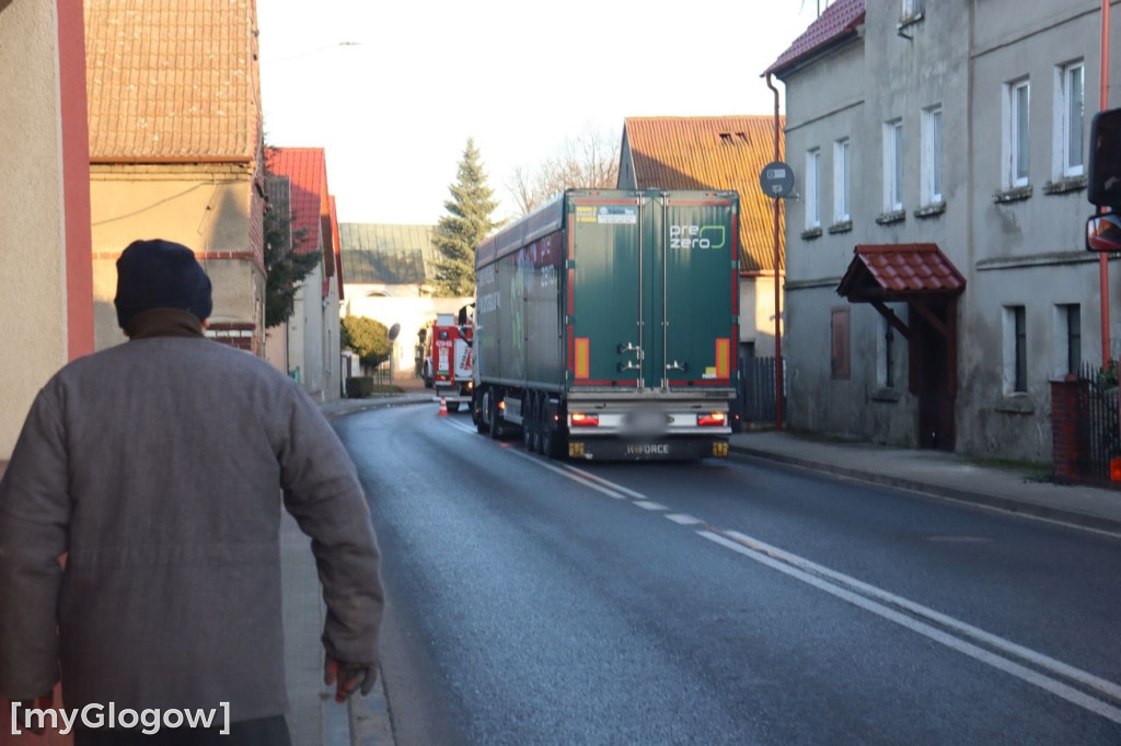 Ciężarówka w posesję w Brzegu Głogowskim